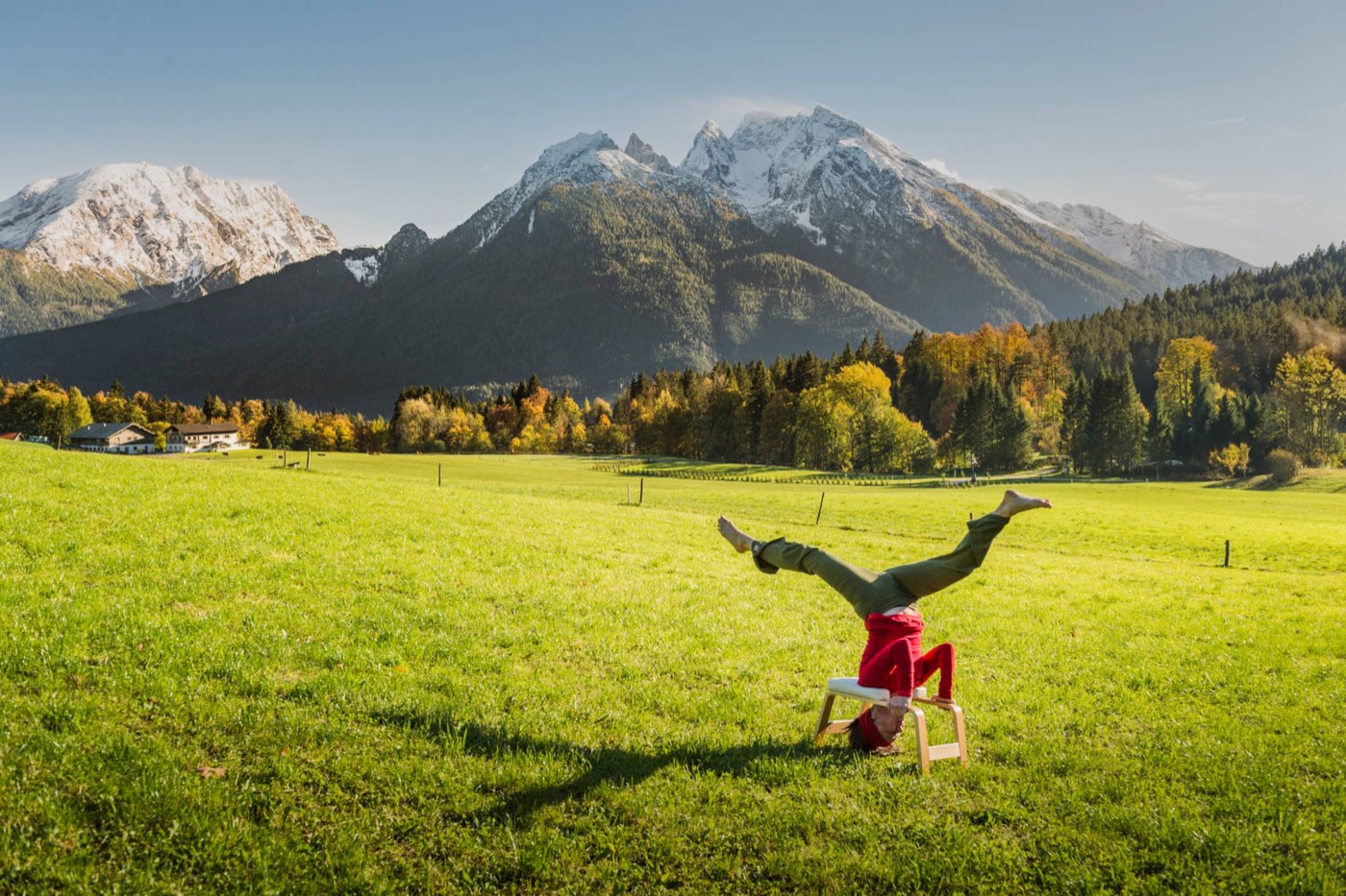 Karin im Kopfstand auf einer Bergwiese