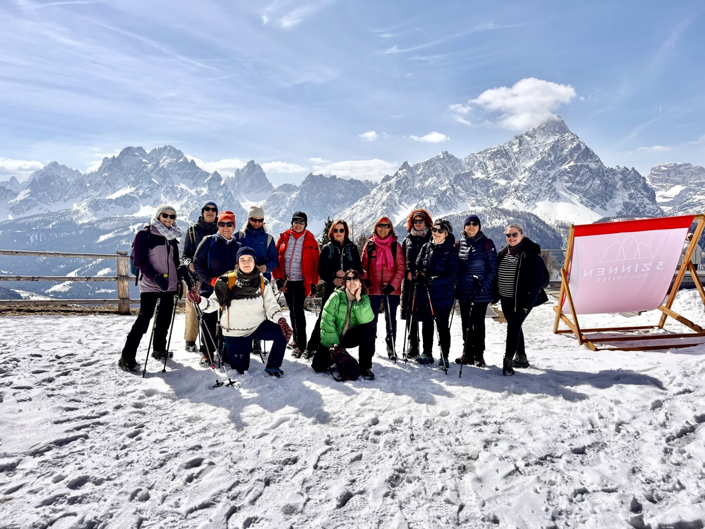 Die Retreat-Gruppe im Schnee vor den Gipfeln der Dolomiten