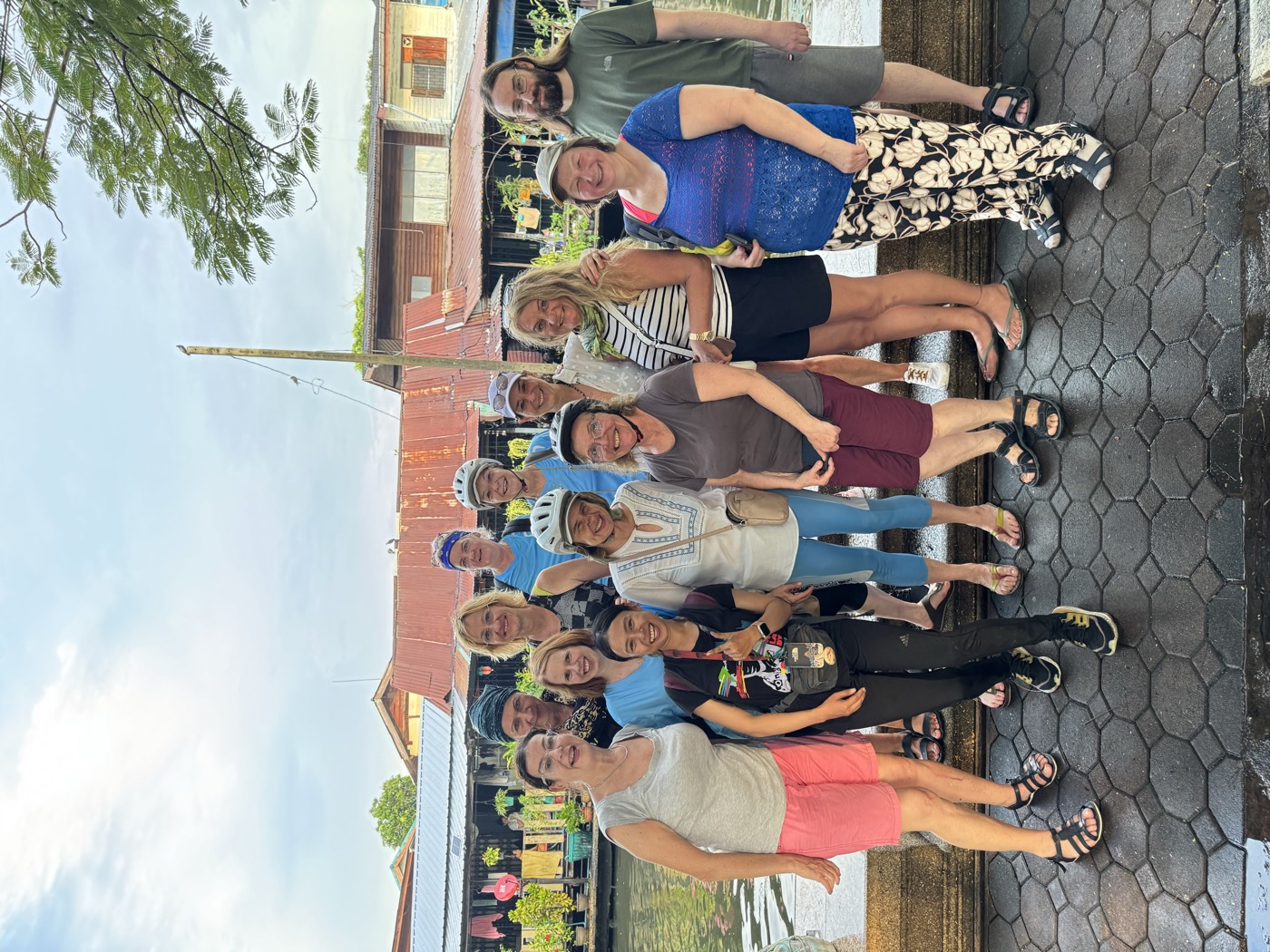 Die Gruppe mit Fahrradhelmen bei der Radtour in Bangkok