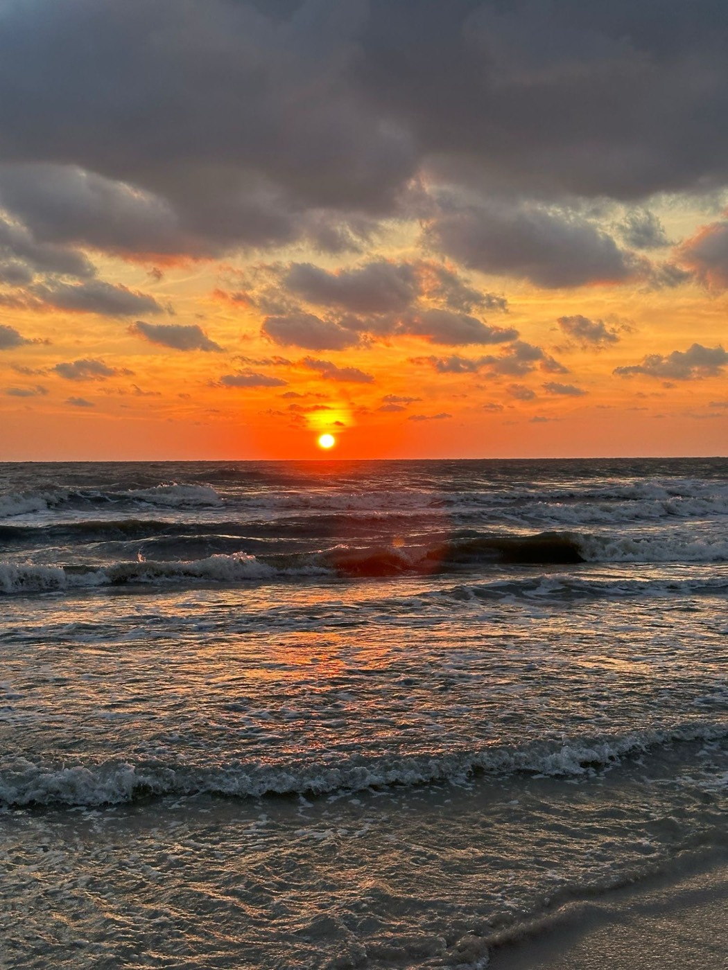 Sonnenuntergang über dem Meer in Thailand